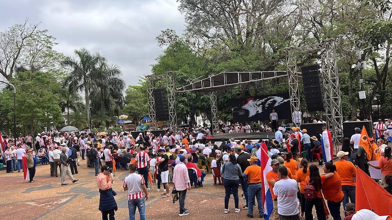 Multitud de personas con camisetas rojas y blancas, conversan y sostienen banderas en ambiente festivo durante el evento de Prieto.