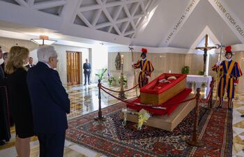 El presidente de la República italiana, Sergio Mattarella (d), presenta sus honores al fallecido papa Francisco este martes, en la Casa Santa Marta de Ciudad del Vaticano. El Consejo de Ministros del Gobierno de Italia proclamó este martes cinco días de luto nacional por la muerte del papa Francisco.