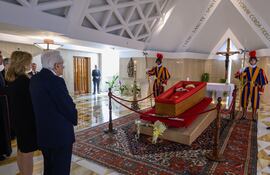 El presidente de la República italiana, Sergio Mattarella (d), presenta sus honores al fallecido papa Francisco este martes, en la Casa Santa Marta de Ciudad del Vaticano. El Consejo de Ministros del Gobierno de Italia proclamó este martes cinco días de luto nacional por la muerte del papa Francisco.