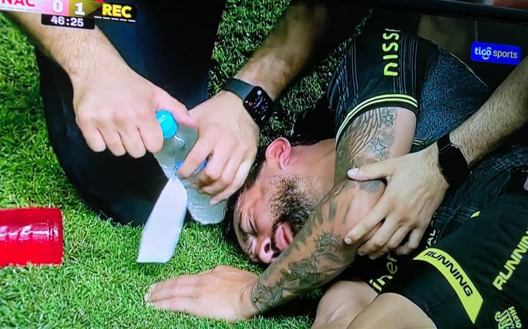 Imagen televisiva en la que se le ve a Richart Ortiz Páez tendido en el césped, recibiendo la atención médica.