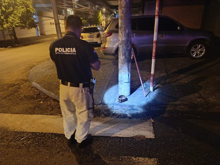 Personal del Departamento de Criminalística de la Policía realizó el levantamiento del cráneo.