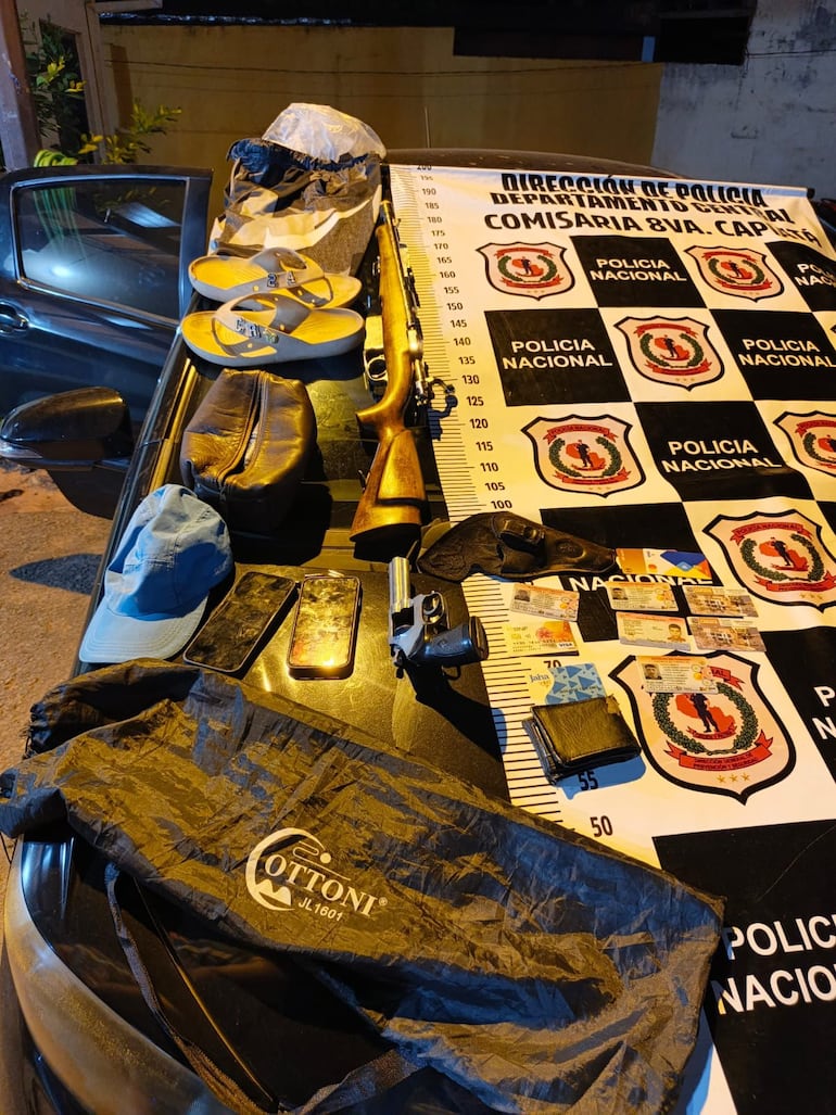 Celulares y armas incautadas del poder del hijo de Oscar Rotela y otros dos jóvenes aprehendidos