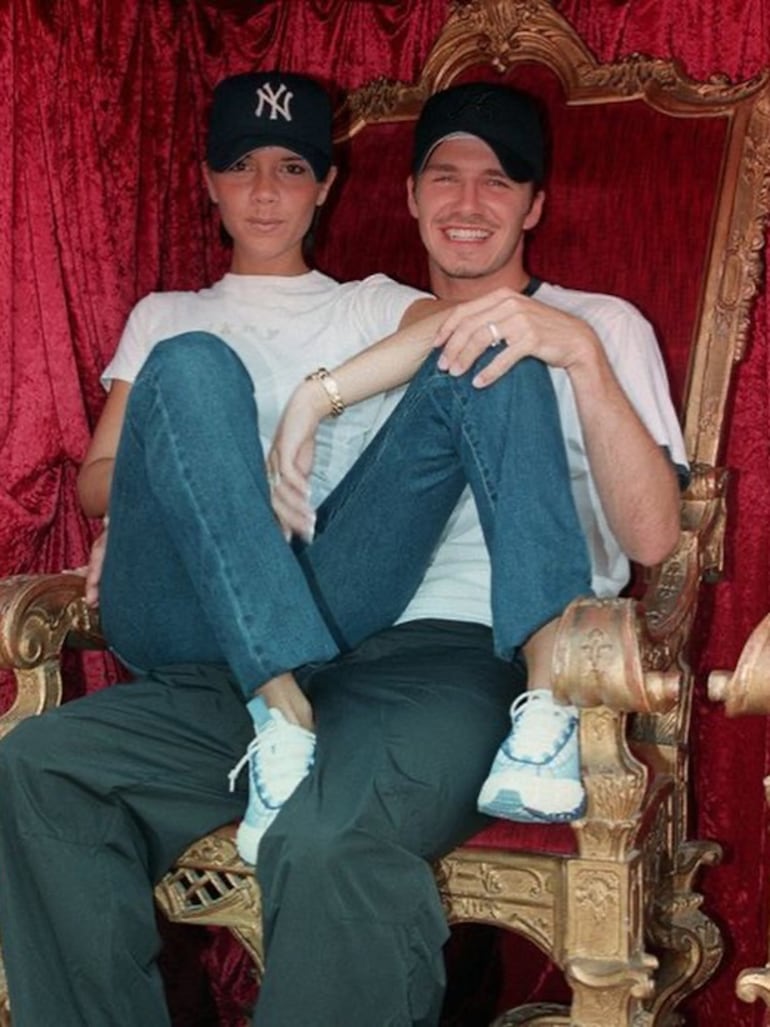 Jovencitos, Victoria y David Beckham. Hoy llevan 26 años de casados. (Instagram/David Beckham)