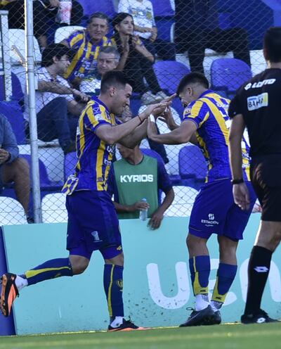 Sobresaliente. Alexis Villalba (26, izq.), bastión defensivo y autor del primer gol de Luqueño.
