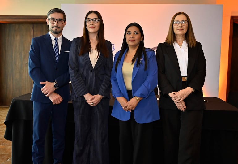 Dr. Andrés Giménez, secretario de la Sociedad Paraguaya de Diabetes, Dra. Sandra Soto, Dra. Griselda Sosa Azuaga, presidenta de la Sociedad Paraguaya de Diabetes, y Dra. Rocío Pertile.