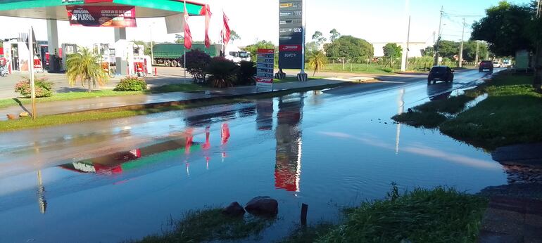 Una verdadera laguna se formó sobre la avenida principal San Antonio y San Jorge, los lugareños no pueden pasar la vía a pie.