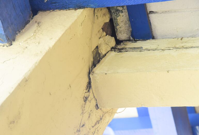 Uno de los pilares en mal estado en la escuela República Argentina.