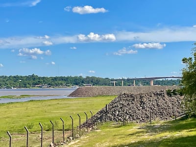 En el fondo de la fotografía, el primer muro ya construido que llega hasta el río Paraguay.