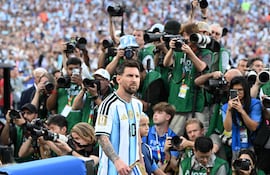 El delantero de Argentina, Lionel Messi, ingresa a la cancha antes del partido de fútbol del Grupo J de la Copa del Mundo 2026 entre Argentina y Argelia en el Kansas City Stadium en Kansas City.