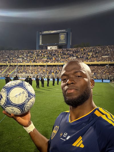 El delantero ecuatoriano de Boca Juniors, Enner Valencia, posa con el balón que se llevó a casa tras anotar un triplete ante Racing de Avellaneda.