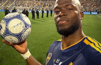 El delantero ecuatoriano de Boca Juniors, Enner Valencia, posa con el balón que se llevó a casa tras anotar un triplete ante Racing de Avellaneda.