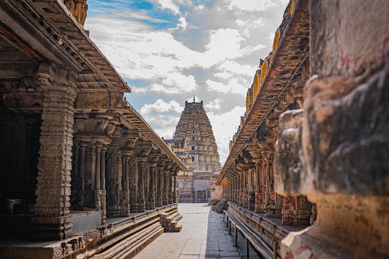 Hampi. India. Vista del antiguo templo Virupaksha.
