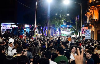 Miles de personas se congregaron en el casco histórico para celebrar la llegada de la primavera y el Día de la Juventud.
