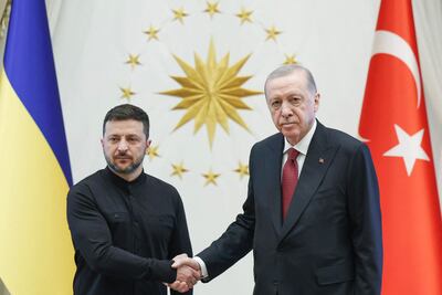 El presidente de Turquía, Recep Tayyip Erdogan (d) saluda al mandatario ucraniano, Volodymyr Zelensky.