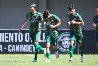 El goleador Matías Medina celebra su anotación en medio de Javier Vallerjos y Gustavo Mencia. (Foto: APF)
