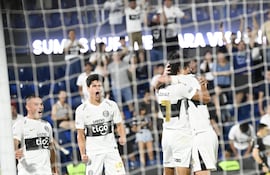 El delantero de Olimpia, Adrián Alcaraz recibe las felicitaciones de sus compañeros, tras anotar el tanto del triunfo, en el clásico "blanco y negro" ante Libertad.