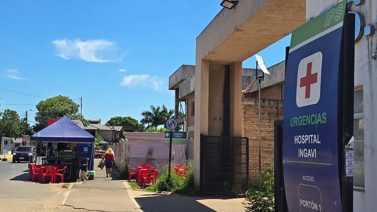 Mesas y sillas dispuestas en calle y vereda, en la entrada de Urgencia del Hospital Ingavi. 