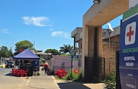 Vendedores ambulantes frente al Hospital Ips Ingavi. Locales 19-12-2025