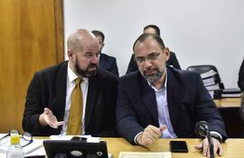 Raúl Antonio Fernández Lippmann (der.), condenado a 7 años de cárcel por enriquecimiento ilícito y lavado de dinero; y el Abg. Álvaro Arias.