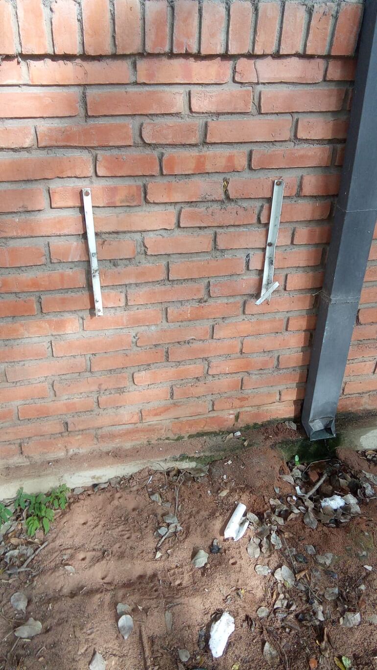 Colegio Nacional de Lambaré sigue sin baños y denuncian ola de inseguridad