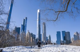 Una persona camina por la nieve en el Central Park en Nueva York (Estados Unidos). El Servicio Nacional de Meteorología señaló que otra masa de aire extremadamente fría combinada con fuertes vientos, provocará sensaciones térmicas peligrosamente bajas en los próximos días.