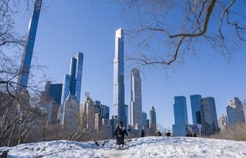 Una persona camina por la nieve en el Central Park en Nueva York (Estados Unidos). El Servicio Nacional de Meteorología señaló que otra masa de aire extremadamente fría combinada con fuertes vientos, provocará sensaciones térmicas peligrosamente bajas en los próximos días.