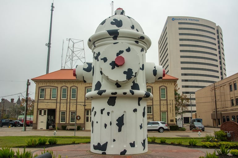El mayor hidrante de fuego del mundo frente al Museo de Bomberos de Texas ubicado en la antigua Estación Central de Bomberos de Beaumont.