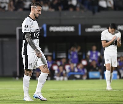 “Noches felices, mañanas tristes” es una frase atribuida a Darío Benedetto (34), luego de un cruce con el entonces entrenador de Boca Juniors y hoy conductor de Cerro Porteño, que le impidió entrenar al considerar que no estaba en condiciones. A su bajo rendimiento, el Pipa  le agregó la señal de silencio al público franjeado, algo que no se puede admitir.