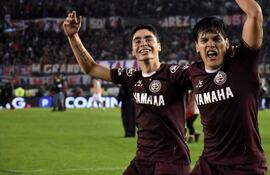 Almirón y Gómez, con la camiseta de Lanús.