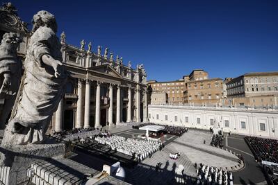 El Vaticano junto a la plaza de San Pedro.