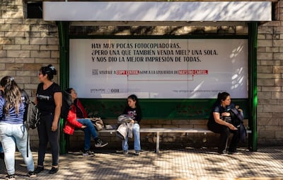 La publicidad exterior se transforma en una conversación entre amigos con “Cloohse Friends”.