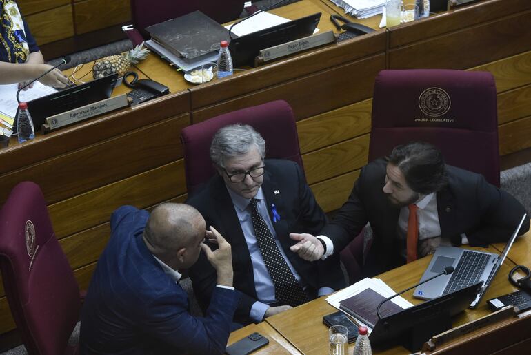 Basilio Núñez (ANR, HC) conversa con Rafael Filizzola (PDP) y Rubén Velázquez (Yo Creo).