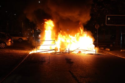 Un vehículo arde, destruido por manifestantes en Nanterre, al oeste de París, después de que la policía francesa matara a un adolescente que se negó a detenerse para un control de tráfico en la ciudad.