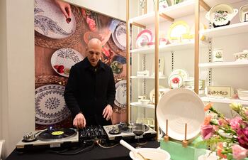 Música en vivo para ambientar la reunión.