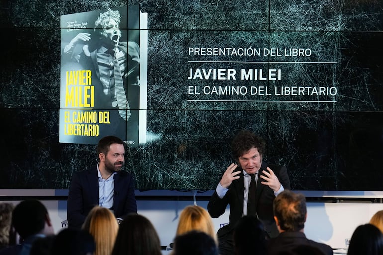 El presidente de Argentina, Javier Milei (d), durante la presentación de su libro "El camino del libertario" este viernes en el Auditorio del diario 'La Razón', en Madrid. EFE/Borja Sánchez-Trillo