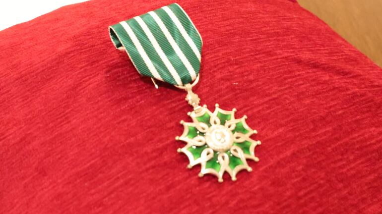 Condecoración entregada a Daniel Nasta.