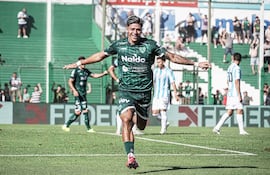 Junior Marabel celebra su gol para Sarmiento de Junín ante el Atlético Tucumán.