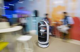 Robots camareros, pavimento solar, vegetación que no necesita riego, exoesqueletos robóticos para facilitar el trabajo al personal de limpieza.