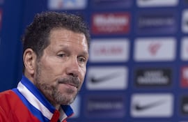 El entrenador del Atlético de Madrid, Diego Simeone, durante la rueda de prensa posterior al entrenamiento llevado a cabo este lunes en la Ciudad Deportiva de Majadahonda, Madrid, previo al partido de octavos de la Copa del Rey que disputarán frente al RC Deportivo, mañana martes en el estadio Riazor de A Coruña.