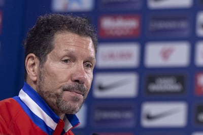 El entrenador del Atlético de Madrid, Diego Simeone, durante la rueda de prensa posterior al entrenamiento llevado a cabo este lunes en la Ciudad Deportiva de Majadahonda, Madrid, previo al partido de octavos de la Copa del Rey que disputarán frente al RC Deportivo, mañana martes en el estadio Riazor de A Coruña.