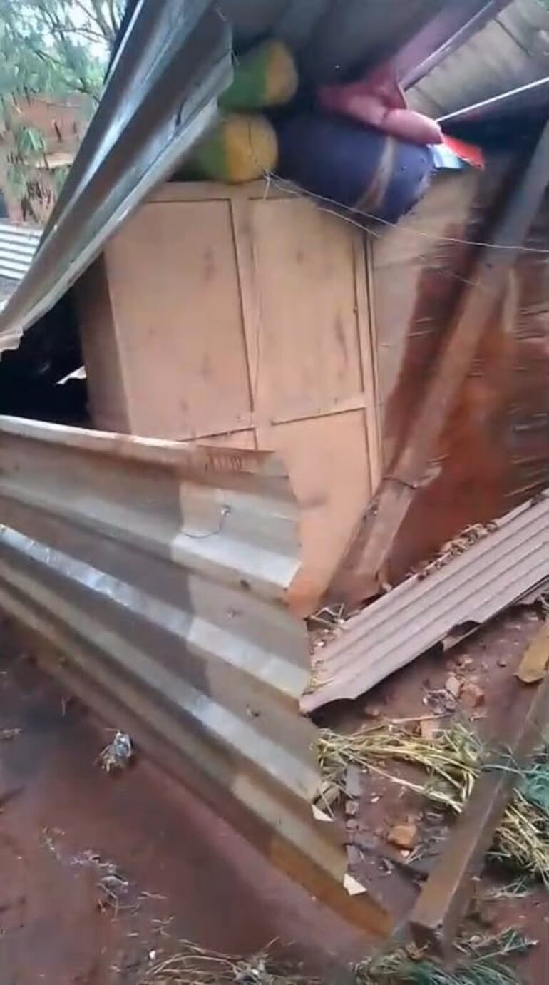 El raudal inundó la precaria vivienda y destruyó todo lo que tenía la familia.