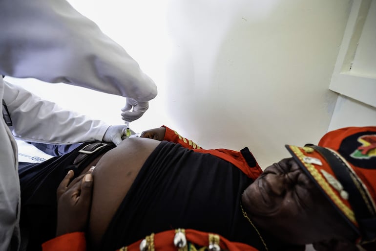 El activista keniano de la salud Stanley Ngara, más conocido como “King of Condom”, recibe una inyección de lenacapavir, un fármaco inyectable de acción prolongada para la prevención del VIH, durante su lanzamiento oficial en el Centro de Salud Riruta, en Nairobi, Kenia, el 26 de febrero de 2026.