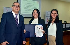 Víctor González, Marta Olmedo y Laura Núñez muestran la certificación internacional otorgada por el Organismo Nacional de Acreditación (ONA) del Conacyt.
