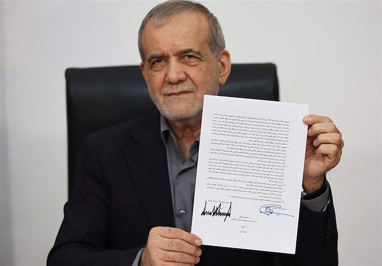 Masoud Pezeshkian, presidente de Irán, muestra el protocolo de entendimiento firmado por él y mandatario de Estados Unidos, Donald Trump.