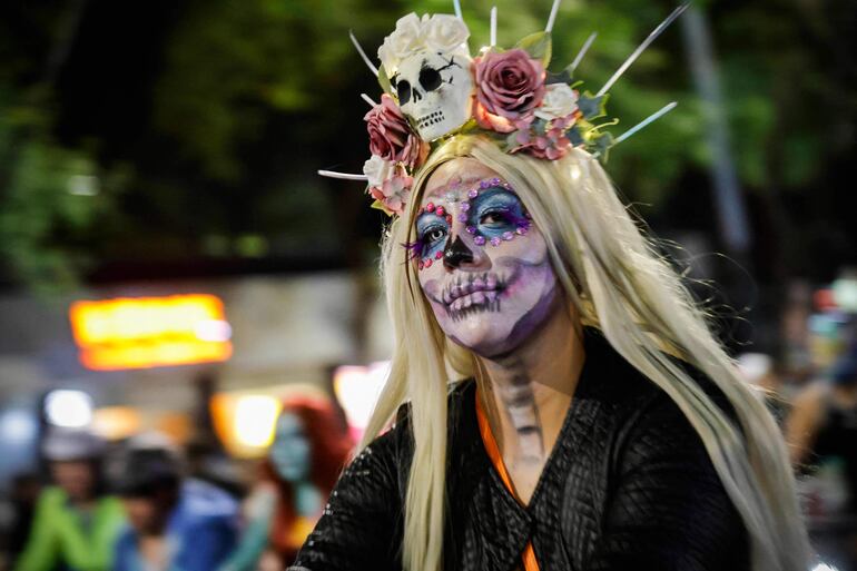 Un participante disfrazado participa en un paseo nocturno previo a las celebraciones del Día de Muertos en la Ciudad de México el 25 de octubre de 2025.