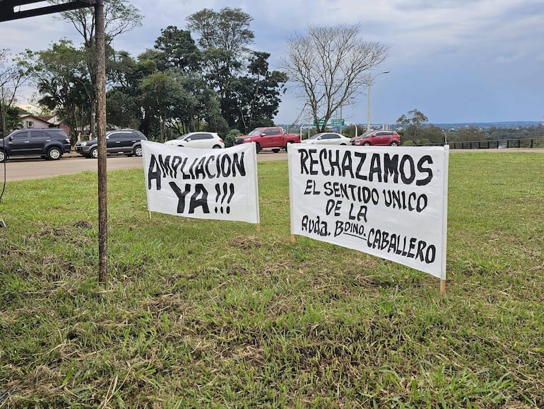 Carteles en la calle que expresan reclamos sobre la ampliación y dirección de la Avda. Boino Caballero.