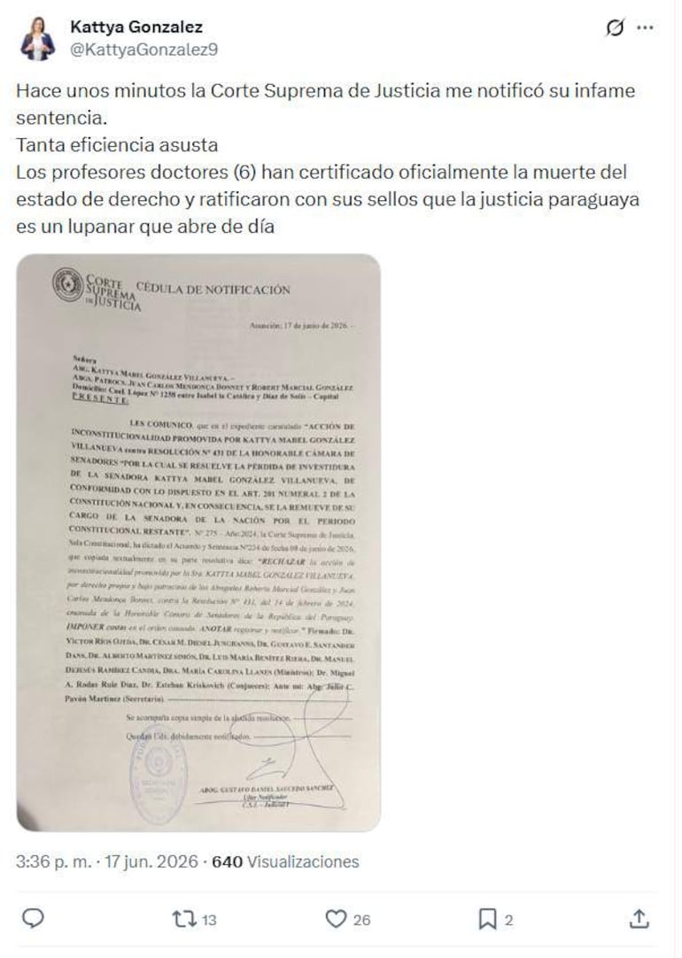Documento oficial de la Corte Suprema con notificación a Kattya González, sellos y firma visibles en un ambiente institucional.