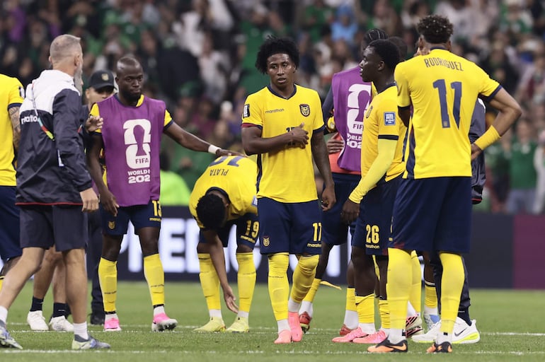 Jugadores de Ecuador reaccionan al final este martes, de un partido de los dieciseisavos de final de la FIFA 2026 entre México y Ecuador, en el estadio Azteca en la Ciudad de México (México).