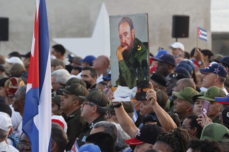 Una persona sostiene una imagen del líder de la revolución cubana Fidel Castro durante la conmemoración del Día Internacional del Trabajo, en La Habana (Cuba). 