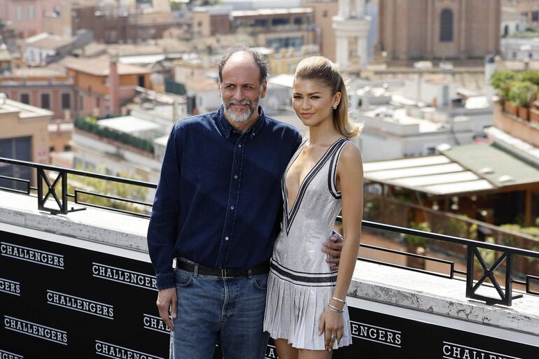 El director italiano Luca Guadagnino y la actriz Zendaya posan felices en la presentación de 'Challengers', en Roma. (EFE/EPA/FABIO FRUSTACI